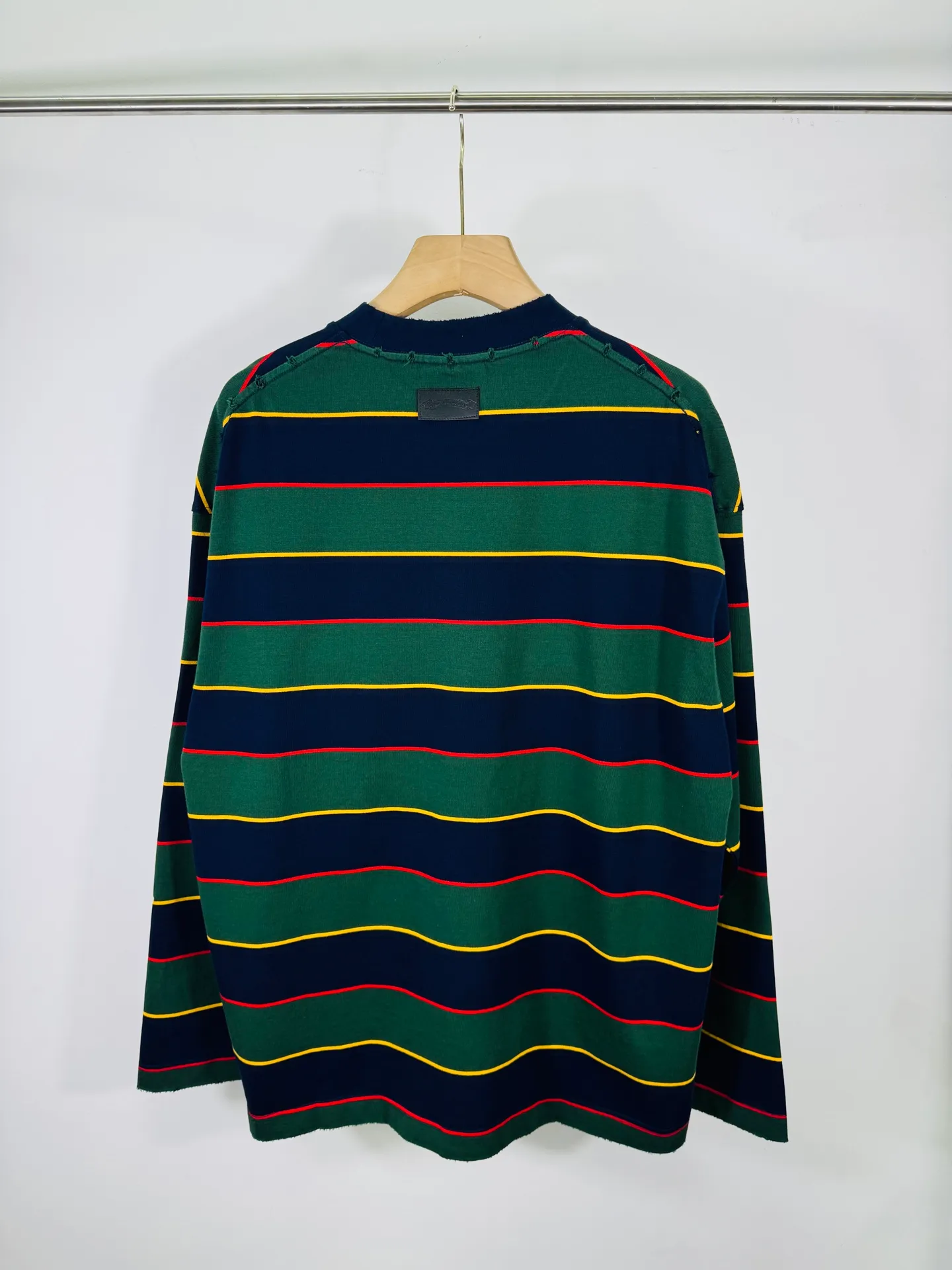 P260 top version, real shot without P, ​​different from market currency) 𝗖𝗵𝗿𝗼𝗺𝗲 𝗛𝗲𝗮𝗿𝘁𝘀/Cro Heart 2025 Autumn and Winter Horseshoe Cross Stripe Couple Casual Long Sleeve 👑The highest version! Customized fabric 320g fabric! Horseshoe cross sticker, a best-selling model in the counter, very comfortable to wear. Accessories: original molded and authenticated collar label➕100% silk wash label. Genuine purchase-grade original hangtag➕matching hanging rope➕3D hanging beads➕original packaging bag. Craftsmanship: The original version has consistent wiring! The highest version of the armhole matching technique! Color: Brown Green Size: S M L XL Style No.: 5193